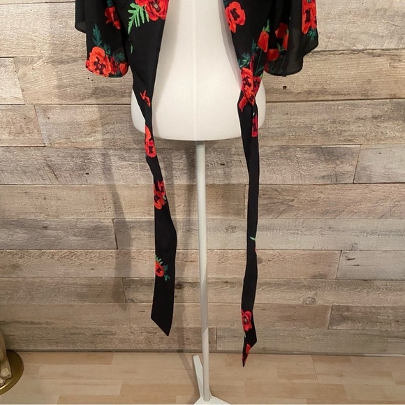🛍️3/$30 Express flutter sleeve floral tie up‎ cropped top in  size small - Picture 5 of 9